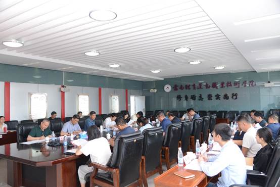 一群人在餐厅里 描述已自动生成