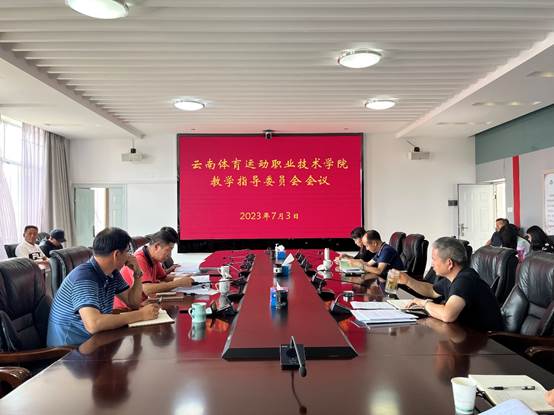 会议室里的人们 描述已自动生成