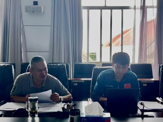 图片包含 桌子, 人, 室内, 男人 描述已自动生成