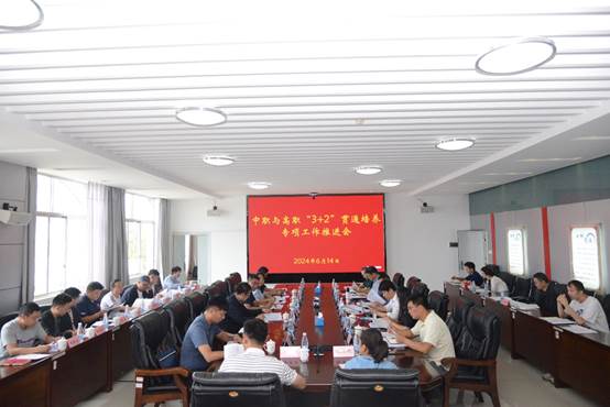 会议室里的人们 描述已自动生成