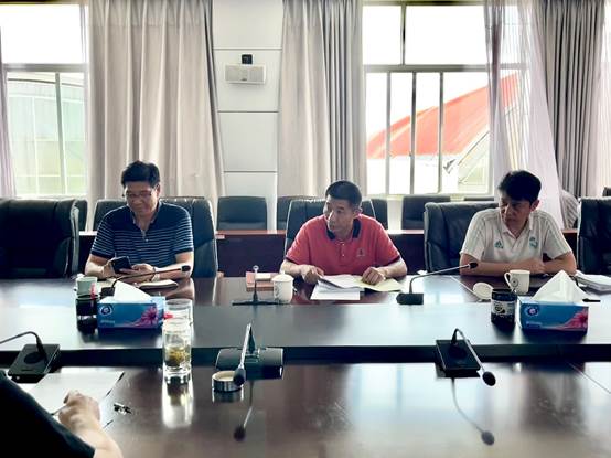 会议室里的人们 描述已自动生成